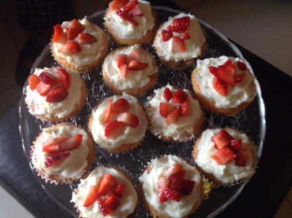 Cupcakes ai lamponi con frosting al cioccolato bianco