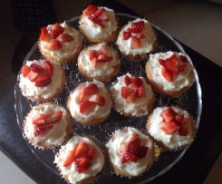 Cupcakes ai lamponi con frosting al cioccolato bianco