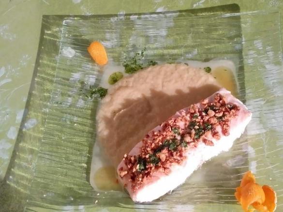 Salmone al vapore in crosta di mandorle e salsa di finocchi