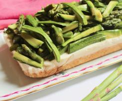 Cheesecake salata con fette biscottate, asparagi e zucchine