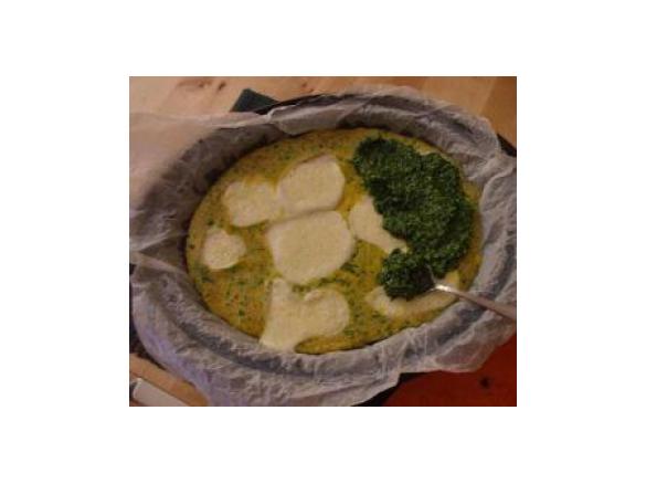 Frittata con prosciutto, scamorza e pesto di rucola e mandorle