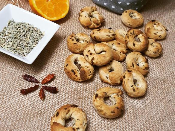 Taralli con semi di finocchio, scorza d'arancia e pepe
