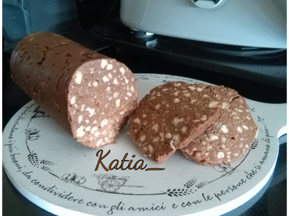 Salame al cioccolato con il preparato pronto
