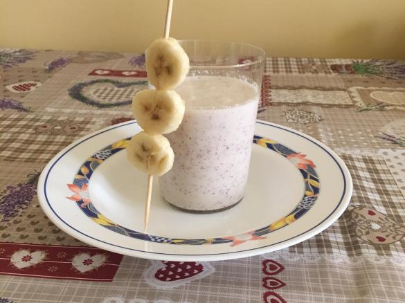 Frappè di cocco fresco con spiedini di banana