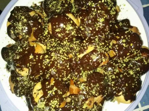 Profitterol al pistacchio con glassa al cioccolato fondente