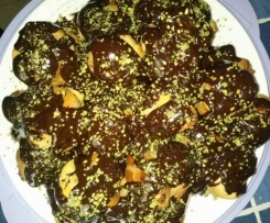 Profitterol al pistacchio con glassa al cioccolato fondente