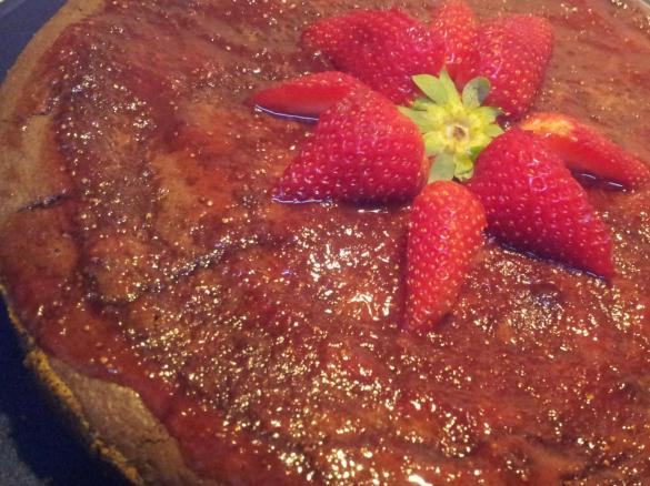 Torta al cioccolato con salsa di fragole