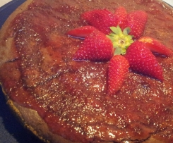 Torta al cioccolato con salsa di fragole