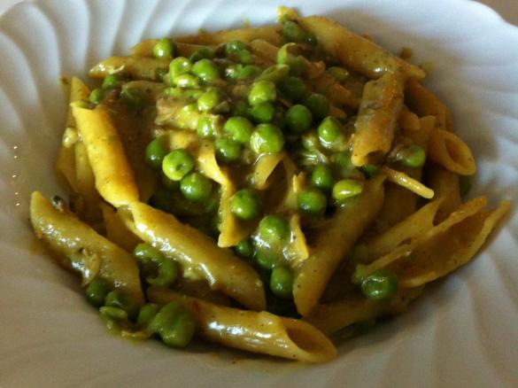 Penne con vongole e piselli al curry