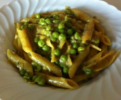 Penne con vongole e piselli al curry