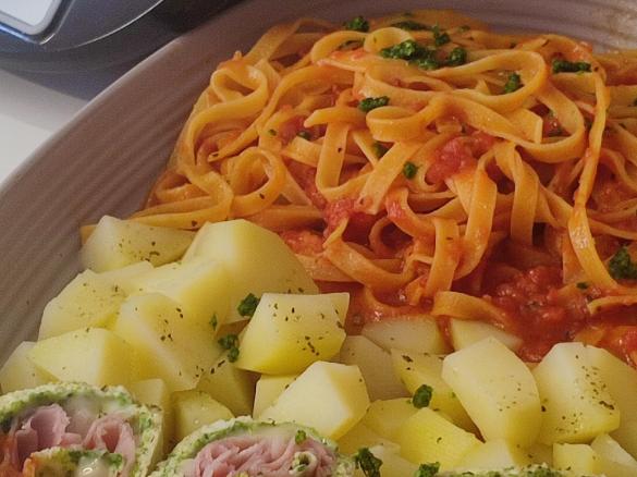 Tagliatelle al sugo, frittata farcita e patate aromatizzate