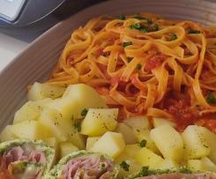 Tagliatelle al sugo, frittata farcita e patate aromatizzate