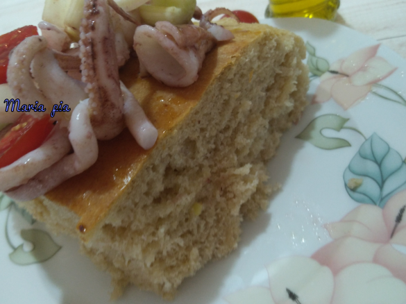 FOCACCIA CON SALMONE AFFUMICATO E CALAMARI