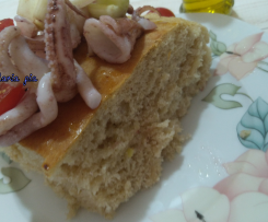 FOCACCIA CON SALMONE AFFUMICATO E CALAMARI