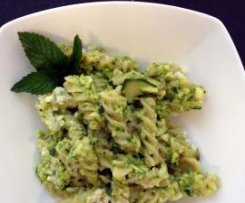 Pasta al forno con sugo di zucchine croccanti e menta