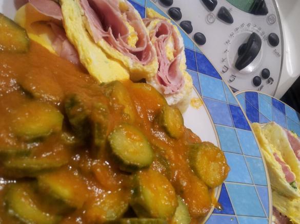 Omelette ripiena con sugo di zucchine 