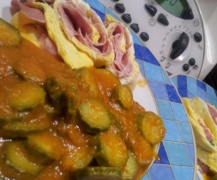 Omelette ripiena con sugo di zucchine 