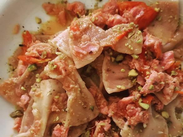 Farfalle bicolore con tonno pomodorini e pistacchio