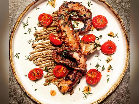 Polpo glassato al miele (cottura lenta sottovuoto), con crema di ceci neri, pomodorini confit e crumble di olive taggiasche