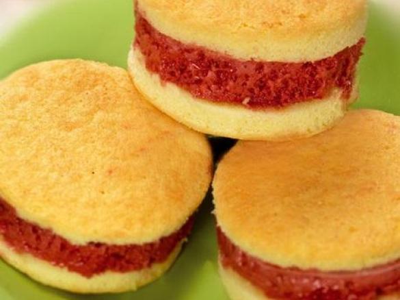 Gelato di fragole con biscotto alla cannella