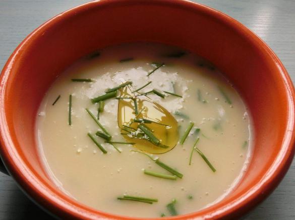 Zuppa di Aglio e Patate con Erba Cipollina