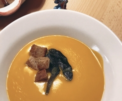 Vellutata di zucca e patate dolci con salvia croccante
