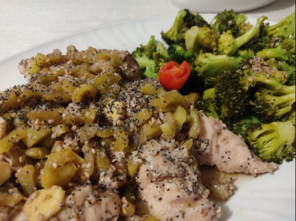Filetti di pollo con sedano, zenzero, semi di papavero e sesamo (senza glutine) con contorno di broccoli