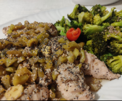Filetti di pollo con sedano, zenzero, semi di papavero e sesamo (senza glutine) con contorno di broccoli