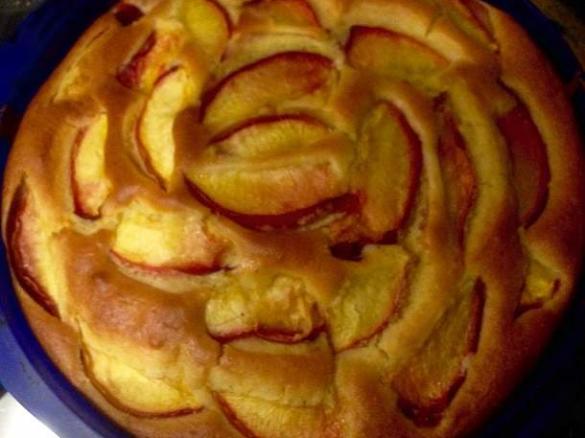 Torta leggera allo yogurt e pesche fresche