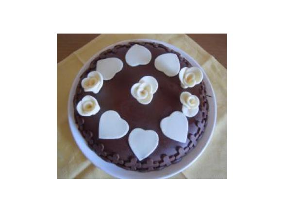 Torta alle fragole con  cioccolato plastico