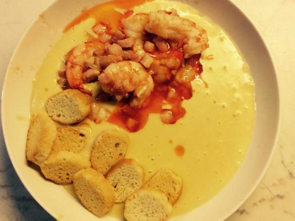 Code di gamberi su zuppa di ceci