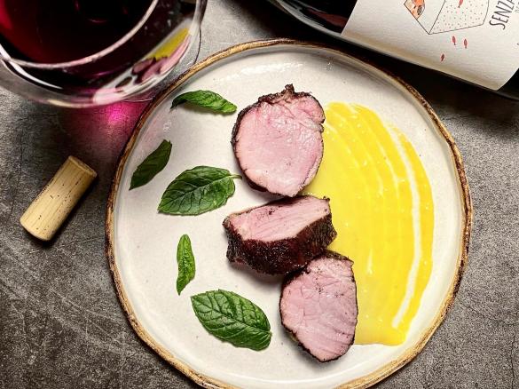 Filetto di maiale in crosta di caffè (cottura sottovuoto) con salsa di mango