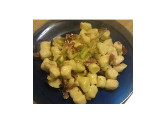 Gnocchi di ricotta con speck e zucchine
