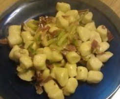 Gnocchi di ricotta con speck e zucchine