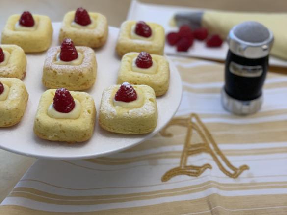 Dolcetti alla ricotta crema e lamponi