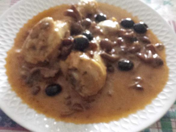POLLO PICCANTE CON FUNGHI CHIODINI E OLIVE NERE