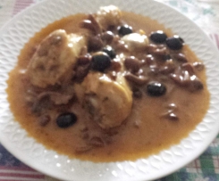 POLLO PICCANTE CON FUNGHI CHIODINI E OLIVE NERE