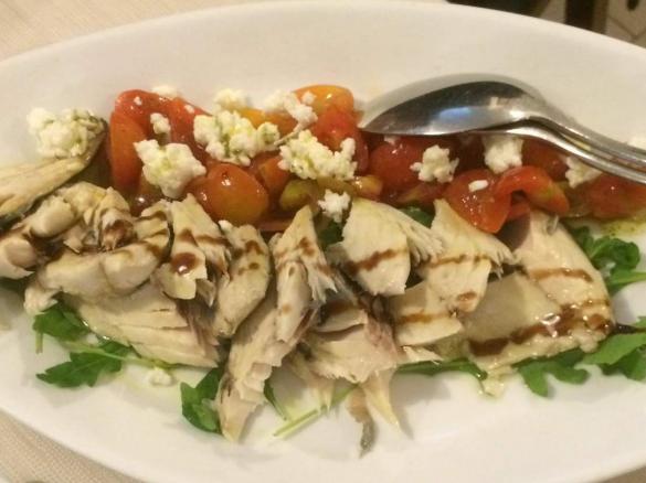 Sgombro con feta pomodorini e rucola