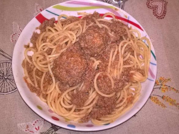 SPAGHETTOPAZZIA (spaghetti con ragù e polpettine)