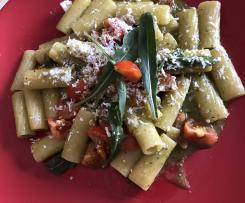 Pasta risottata Con pomodorini, pesto di rucola e ricotta marzotica