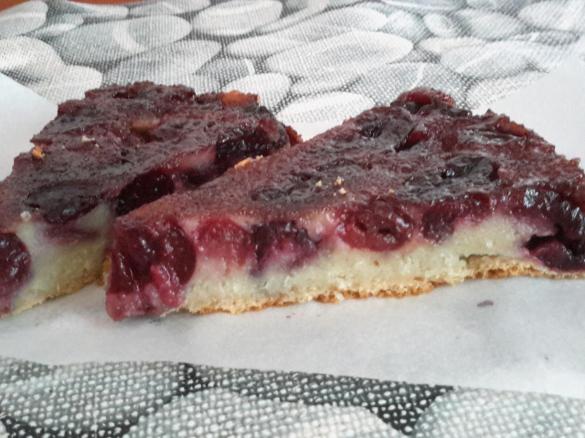 Dolce con ciliege e cocco