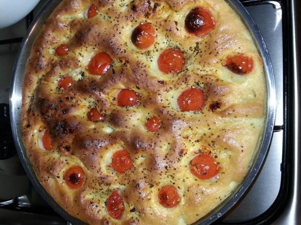 Focaccia con pomodorini sofficissima e buonissima