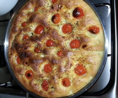Focaccia con pomodorini sofficissima e buonissima