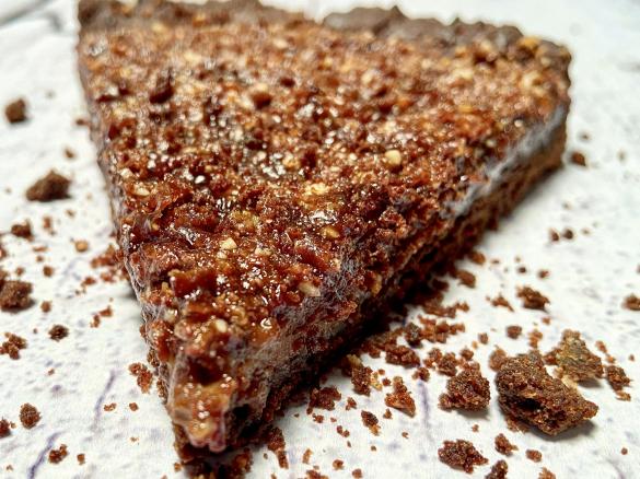 Crostata al cacao senza lattosio con crumble di nocciole e cioccolato