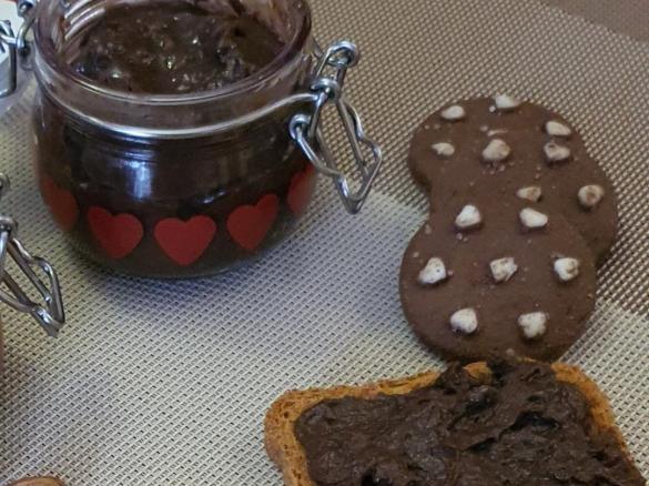 Crema spalmabile con biscotti tipo pan di stelle