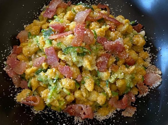 Spatzle di farro con zucchine e guanciale croccante