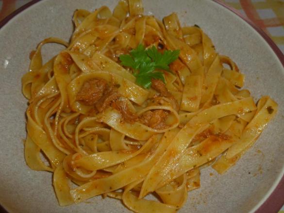 Tagliatelle al tonno e pomodoro