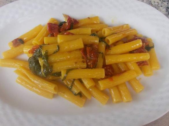 Pasta risottata con rucola e pomodori secchi