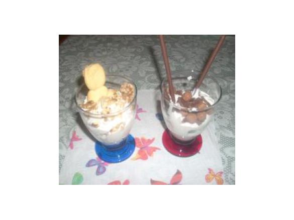 mousse allo yogurt greco  con lingue di gatto