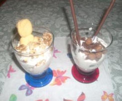 mousse allo yogurt greco  con lingue di gatto